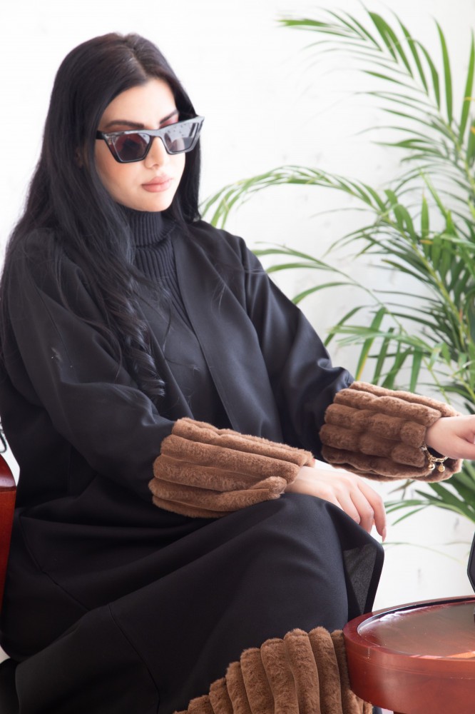 عباية كتان اسود بكم فرو بني