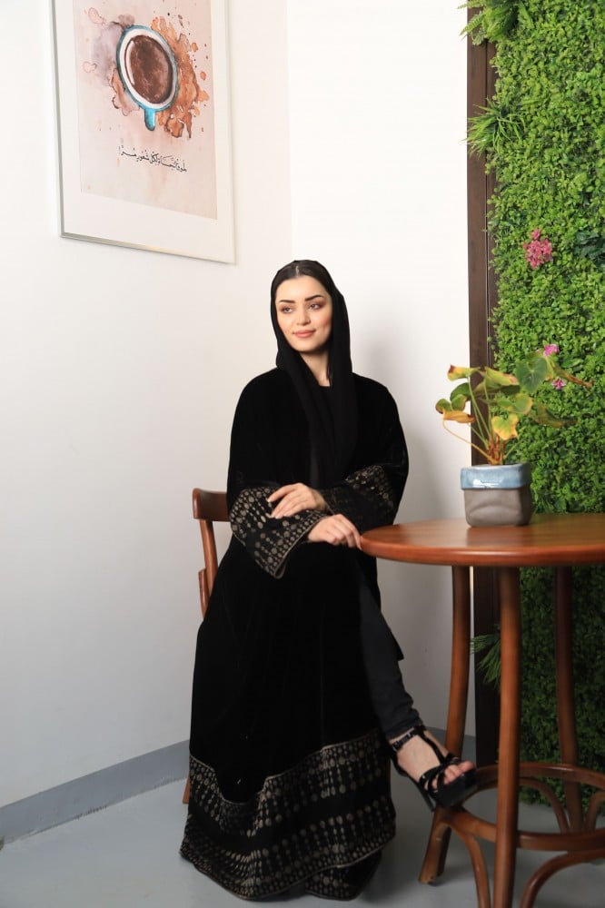 عباية سوداء مخملية مطرزة بأكمام مميزة