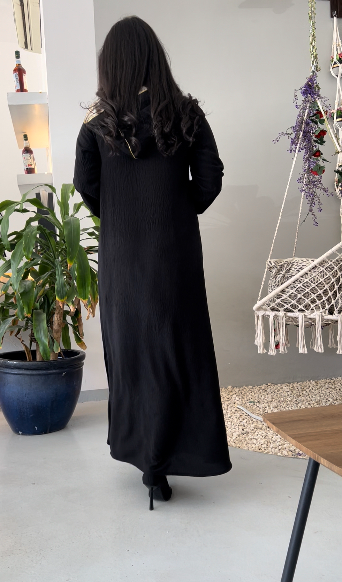 جلابية فاخرة من القطن بتصميم كلاسيك باللون الأسود...