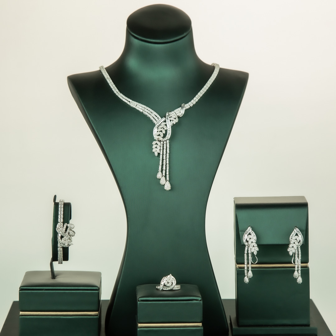 "طقم فضة عيار 925 ذو جودة عالية و آمن على البشرة ف...