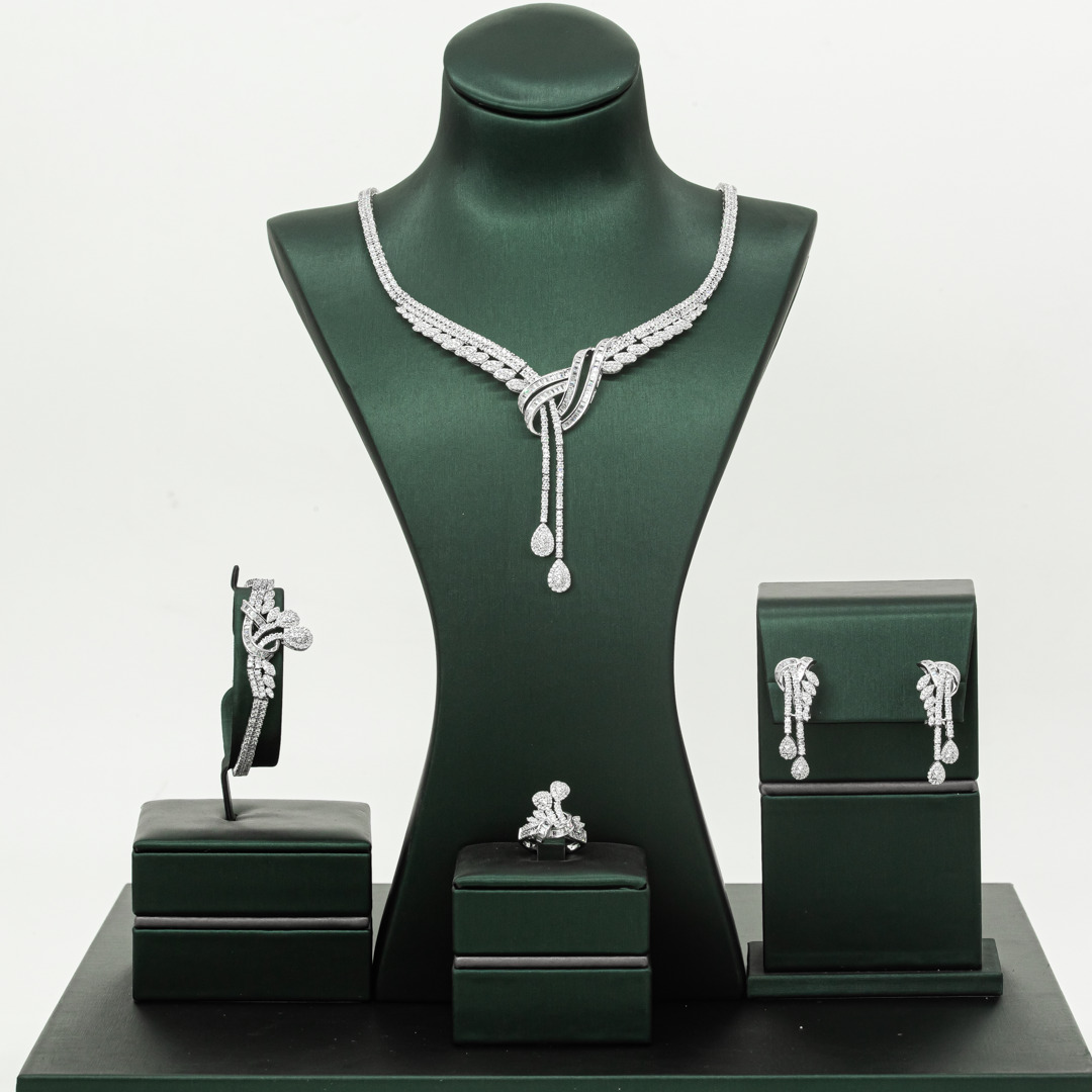 طقم فضة عيار 925 ذو جودة عالية و آمن على البشرة فض...