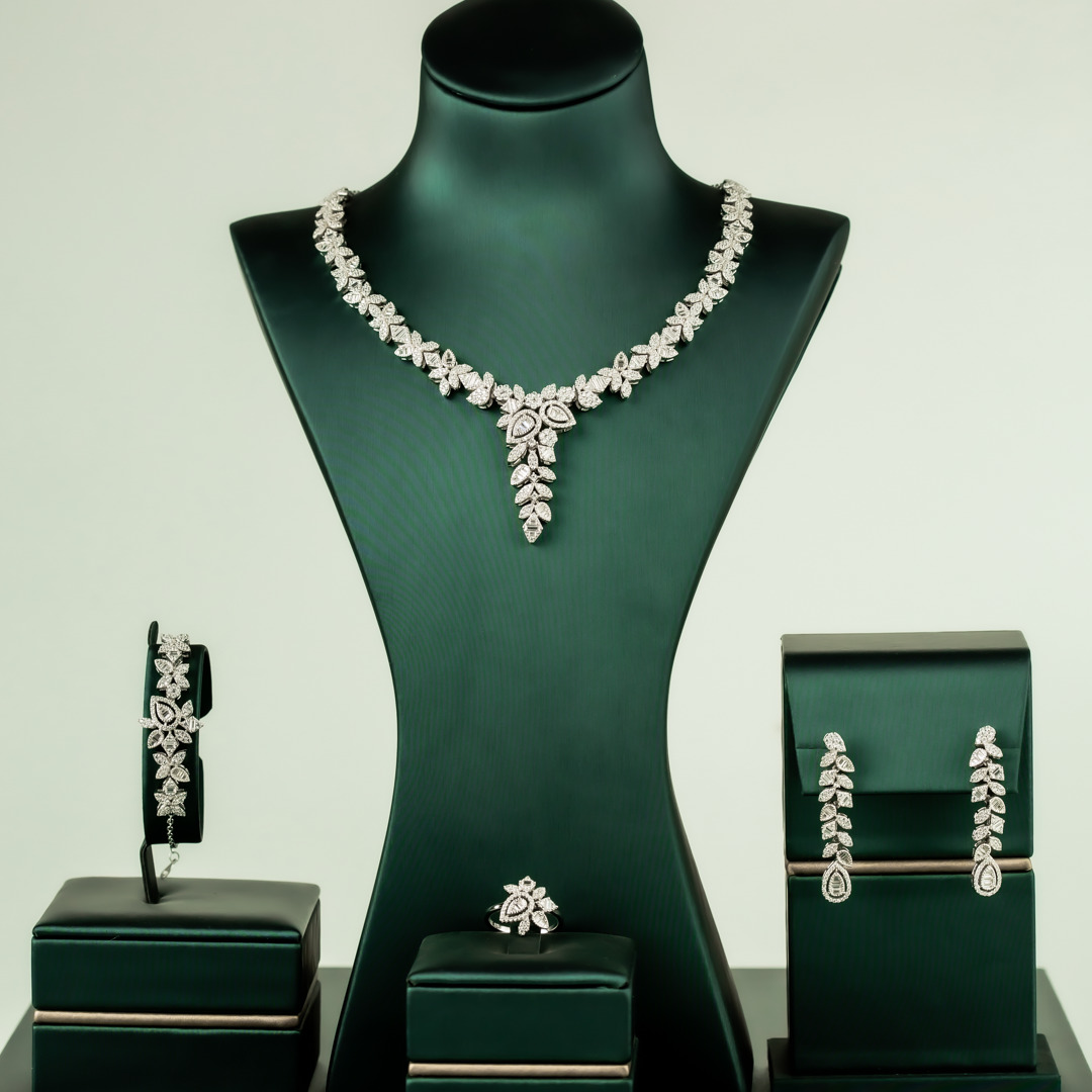 "طقم فضة عيار 925 يتميز برصفة من أوراق الشجر الناع...